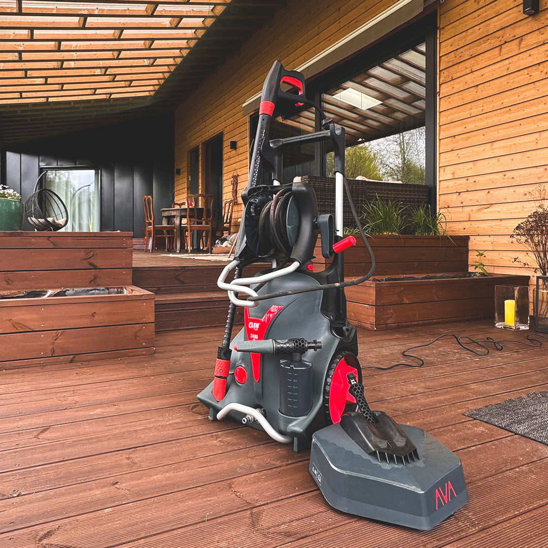 Clen külmavee survepesur Master 2400 puidust terrassil, taustal maja