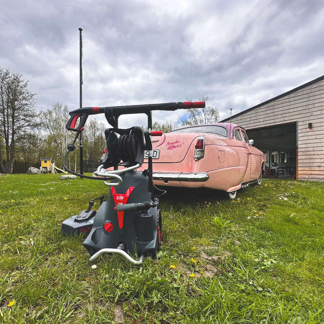 Clen külmavee survepesur Master 2400, taga pargitud roosa vintage auto