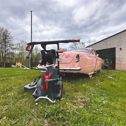 Clen külmavee survepesur Master 2400, taga pargitud roosa vintage auto